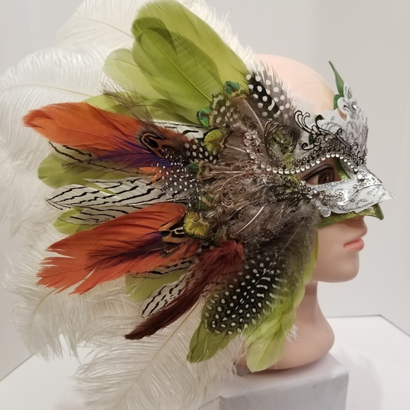 918 Mardi Gras mask - Picture 1 of 2